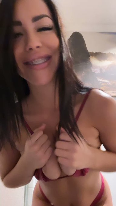 I’m on set but I snuck away to the bathroom to warm up ? come chat with me and help me get wet before