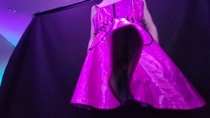 whats under that cute as heck dress 🤔🤔🤔🤔 https://t.co/yaCxFM1gRz