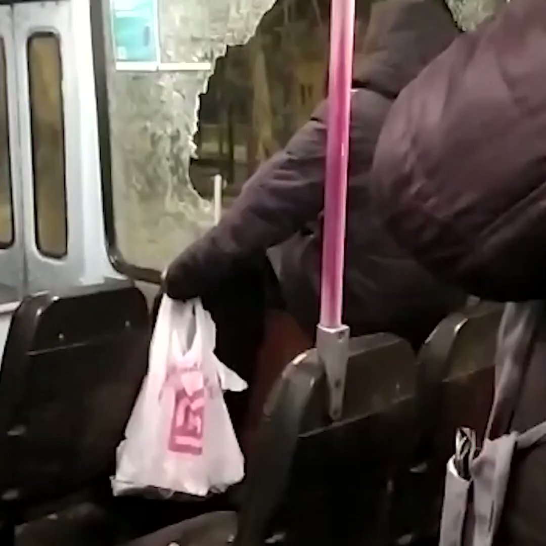В минуты когда троллейбус с пассажирами. Кондуктор избила пассажира екатеринбург. кондуктор троллейбуса избил дедушку. кондуктор троллейбуса екатеринбург с необычным макияжем. фото кондукрата которого избили.
