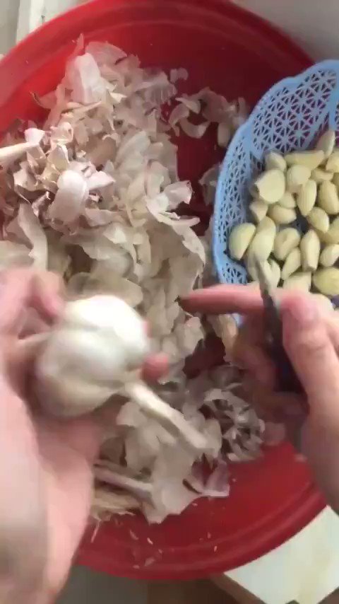 こんな簡単に剥けるなんて！簡単ニンニクの皮むき法！