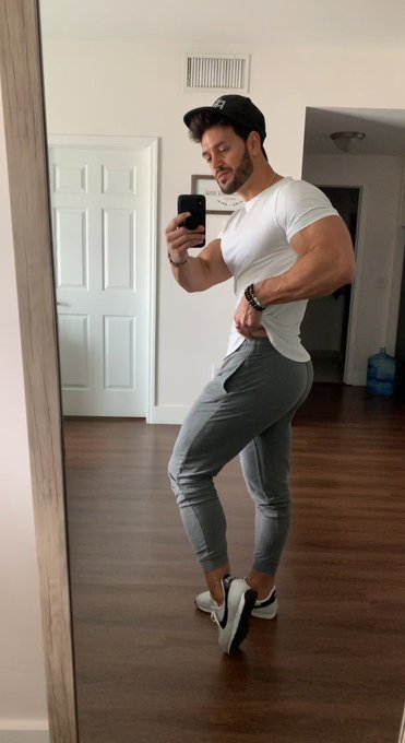 It’s sweats today here in Florida 🌴
Wearing the Glute God Pure White Gym Tee. - https://t.co/TtglRj4Cq1
-