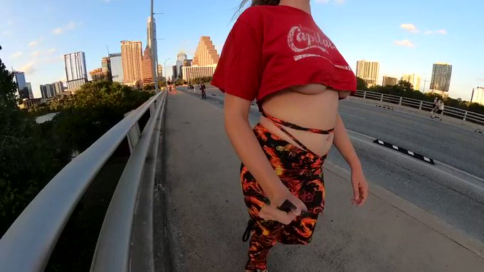 A windy day + a sunset = a happy topless me! 

https://t.co/VILYglrMim

@PizzaFlashing @CrazyFlashing