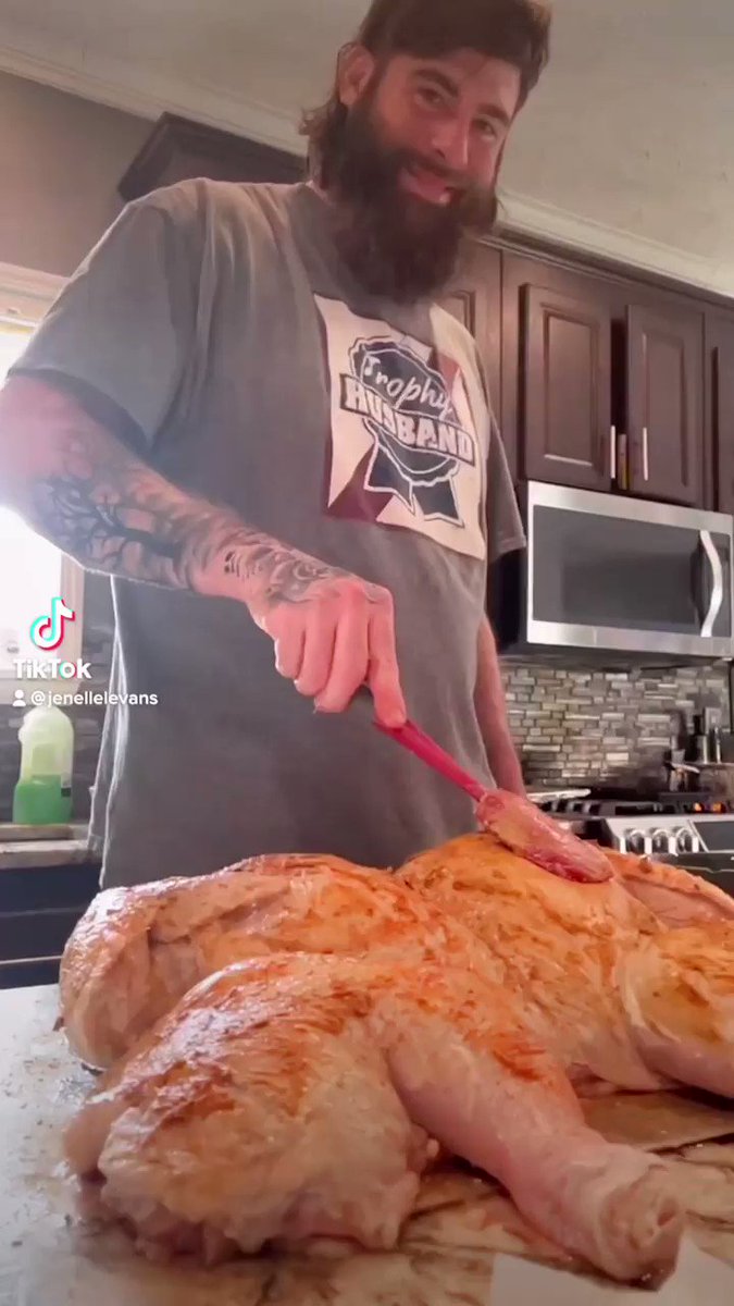 Jenelle Evans, David Eason slammed for twerking, grabbing crotch in Thanksgiving clip
In the clip, we could see the 29-year-old social media star preparing the turkey while also showing off a few sexy moves
https://t.co/7b383JyGnI https://t.co/W46UcaHHSk