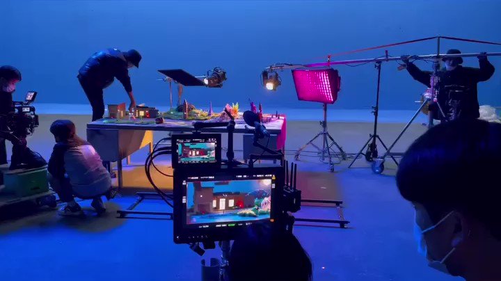 RT @hyunjin_sky: The behind the scenes for the car part in Christmas EveL mv! https://t.co/HoUNskY7aH