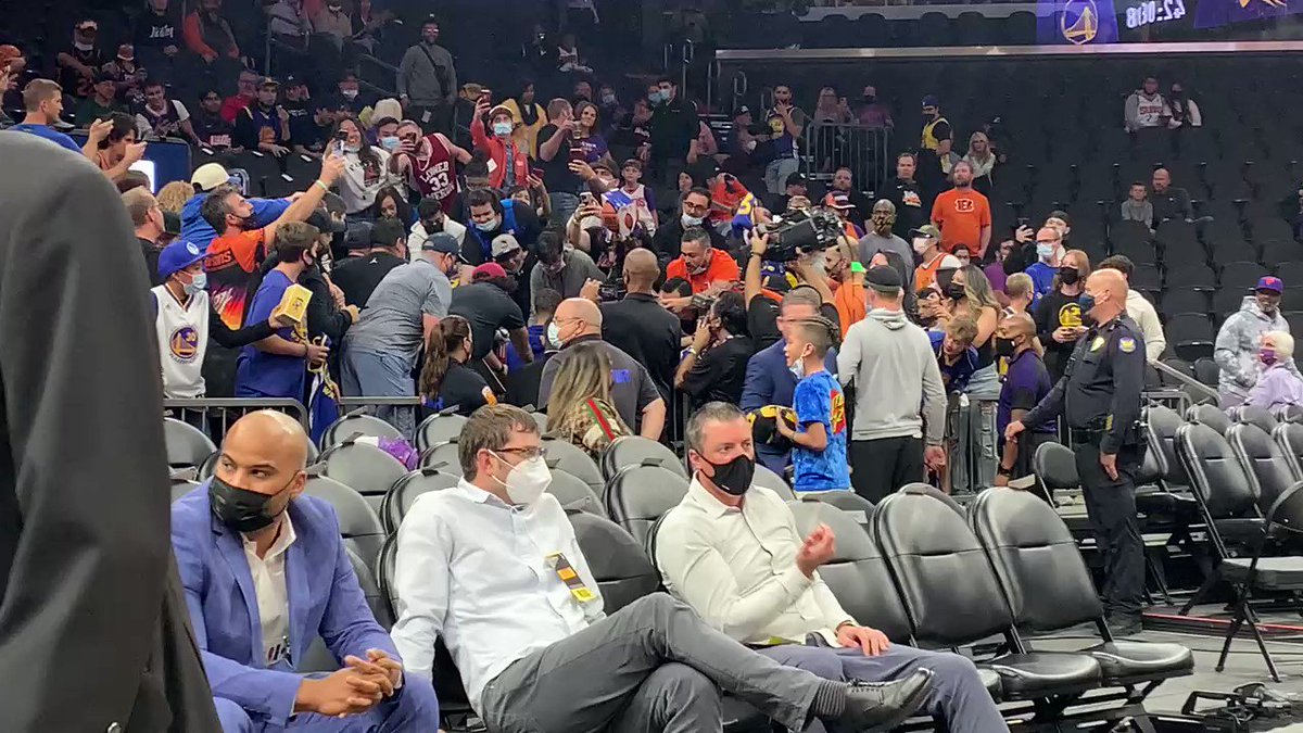 Stephen Curry's pregame routine draws a crowd