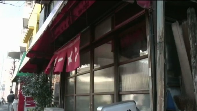中年夫婦のリアルなセッ〇ス…。
とあるラーメン屋でのお話。お昼の忙しいい時間が一段落すると、店の入り口には準備中の札。
店の中ではビンビンのチ〇ポ握りしめる店主と「まぁ、イヤらしい」と言いつつ欲しがる嫁。
そして始まる夫婦だけのイヤらしい時間。二人は欲望のままに互いを貪りあう…。 https://t.co/ReZe0vnLFl