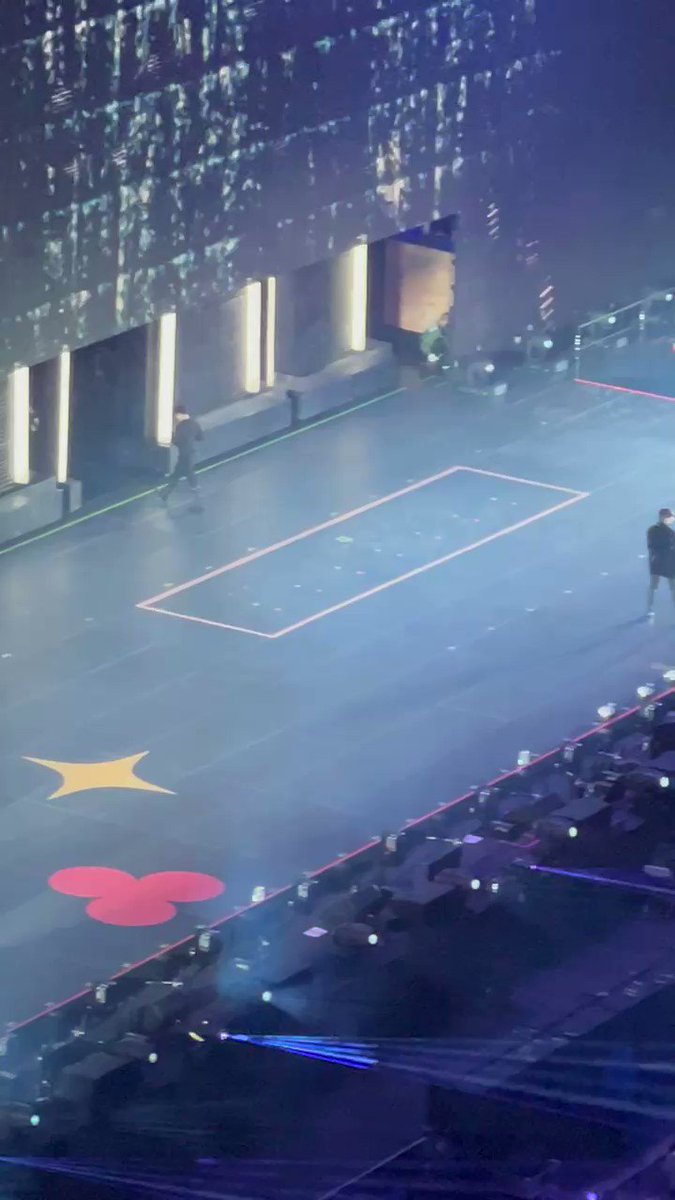 RT @snowflowergomi: I WONT GET CLOSER TO SHIRTLESS JUNGKOOK THAN THIS. PAIN #PTD_ON_STAGE_LA_Day3 #PTD_ON_STAGE_LA https://t.co/LqbR7xbYKq
