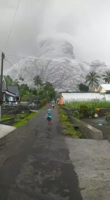 この状況が凄まじくヤバいって知ってる人は日本人でも少なくなってるかも 火山噴火による 火砕流 の危険を改めて知ってほしい Togetter