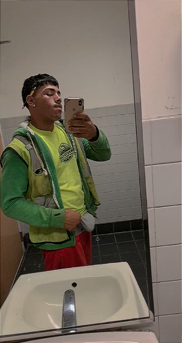 Hard at work 🥵 

Y’all peep my huge hands and dirty vest lmao https://t.co/Ys2gmOUTt7