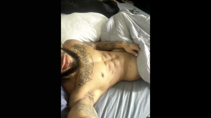 Tenho um presente para você debaixo do cobertor
I have a present for you under the blanket
https://t