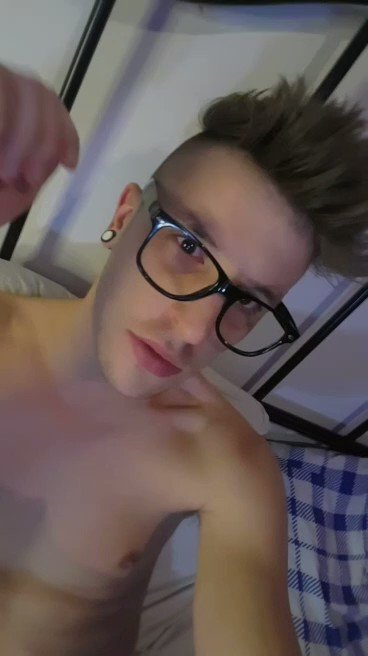 JAMES SHOWING HIS BODY! ??? https://t.co/x1bdLKWe9I ? @purelygayporn @HotUKLads @boyzspace @MeBU1978