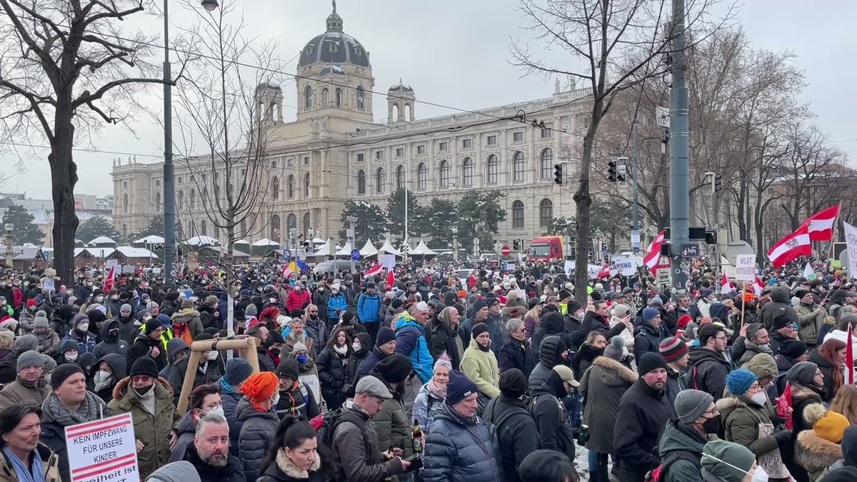 Tens of Thousands of Protesters March in Vienna  EByVXV0aOBHSsegk