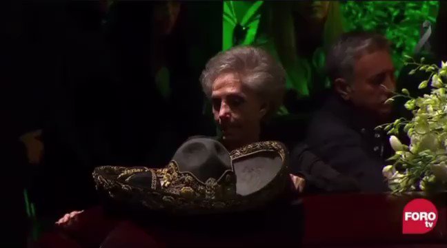 Maximiliano Bretos Incredible Moment Alejandro Fernandez Sings To His Mom As They Grieve For Vicentefernandez Beautiful Elrey T Co Kwjhmgff Twitter