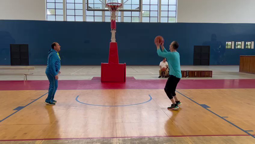 REDRADIOVE on Twitter: "#ÚLTIMAHORA | El Ministro de Petróleo Tareck El  Aissami (@TareckPSUV) y el diputado Hugbel Roa (@HugbelPsuv) se muestran  practicando baloncesto tras rumores de salud del ministro.  https://t.co/JQXm9IZ16j" / Twitter