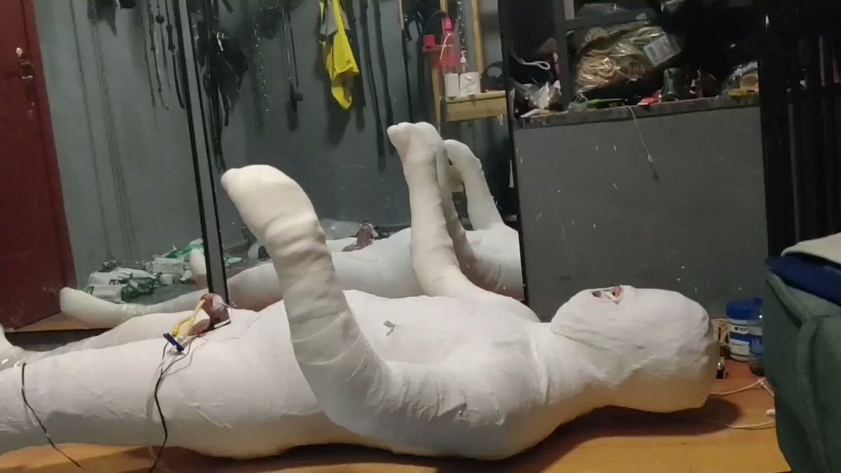 被石膏全身封闭的木乃伊，只能被掏空，痛苦的挣扎也不能有任何反抗，因为反抗无效，只能被长时间的固定在里面时长30个小时     