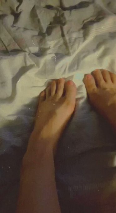 Slutty toes 💦   Rwtweet if you like my nail polish 😛   Sub my OF for foot fetish content  Have a huge