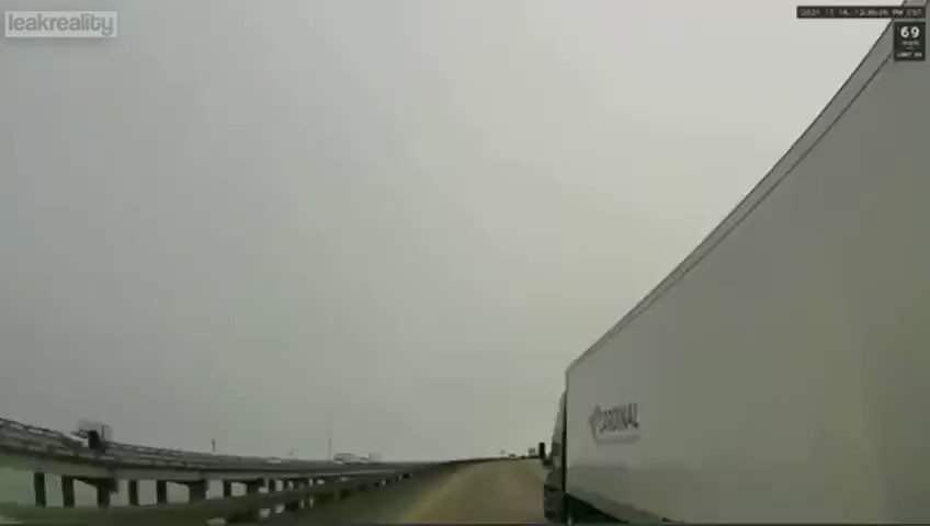 Pilot dies in helicopter crash on interstate in Louisiana https://t.co/ZbYcZ9RmHK