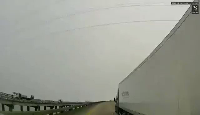 Caught in Camera - Bell 407 helicopter crashed on a North American highway (I-10 high rise at the Bonnet Carre Spillway) - Louisiana , Pilot lost his life , power transmission infrastructure was affected due to the crash !

#pilot #safety #accident #aviation https://t.co/GBhjuJJKHQ