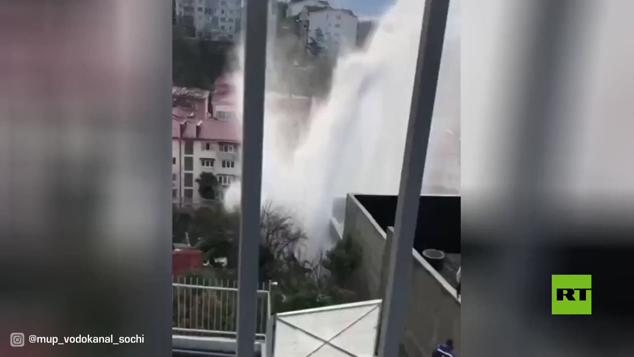 قناة روسيا اليوم | انهيار أرضي يتسبب بظهور نافورة ماء