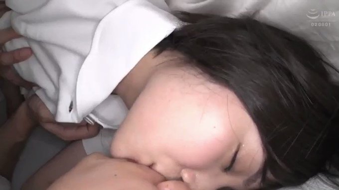 長い病院生活で
性欲が溜まったので、
こっそりオナ○ーしていたら
ナースさんにバレてしまいました！

特別に抜いてくれるみたいで、
狭い布団の中でおち○ぽを頬張りますw

最後はキレイな胸に
いっぱい出しちゃいました...。 https://t.co/qYeEm8jSO1