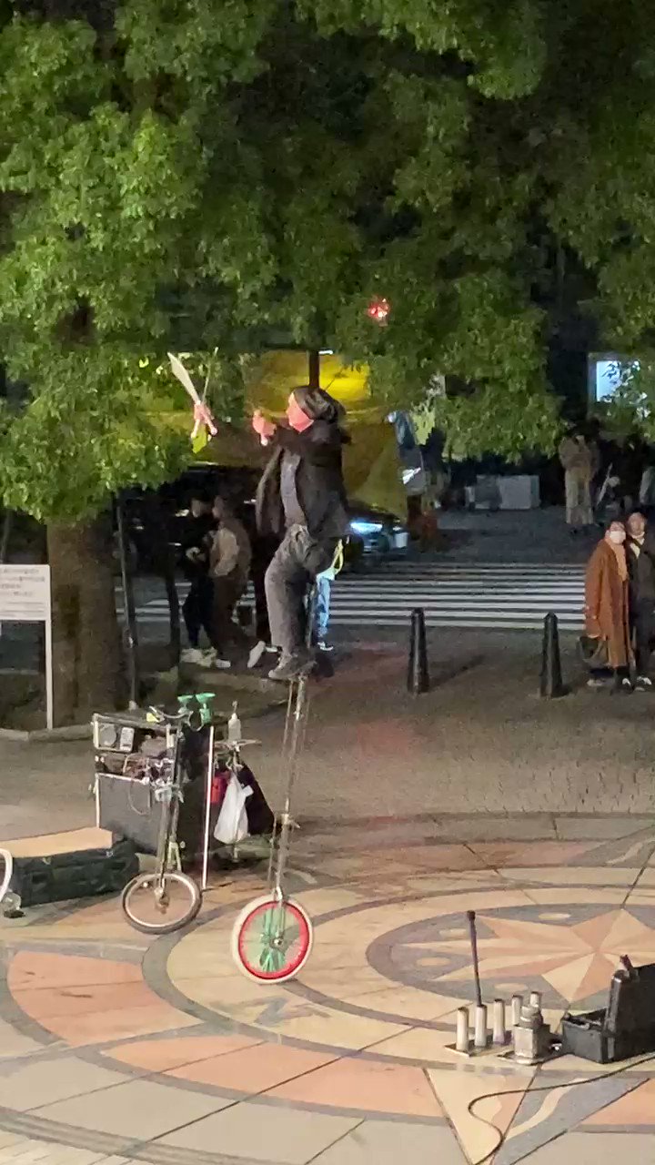 トンさん 忙しい 大道芸人ポール さん また会ったらポール元気 って声掛けてね 強風の中コマを数種類凄まじい高さまで飛ばして 後に巨大一輪車に乗り そのままデカいナイフを3本投げ 目隠ししたままやって 最後に口に炎をブチ込むイギリス 人