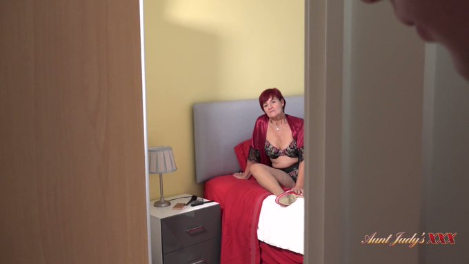 ❤️ A u n t J u d y ' s ❌❌❌ .. Linda ❤️

Busty 64yo Redhead GILF Step-Auntie @QslLinda catches her naughty