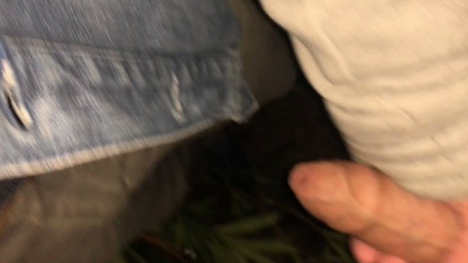 Qué buen regalo me dio este chaval de 26 en la noche de Navidad ??
En plena ciudad, solo escondidos detrás