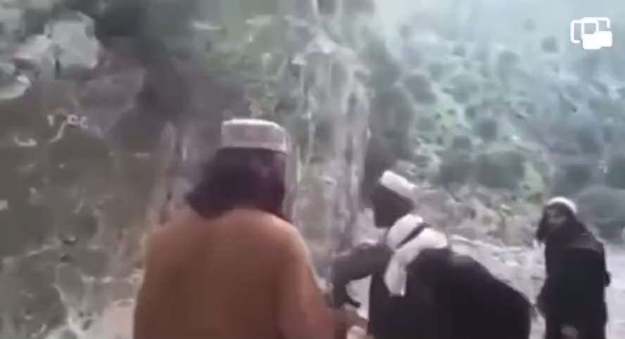 The Taliban toying with a captured enemy who is bound and blindfolded. He recoils in fear as they repeatedly fire over his head, laughing maniacally. Sick, perverted and inhumane

#Taliban #TalibanTerrorists #TalibanCrimes #AfghanistanCrisis #afghanishtan #IslamicState https://t.co/tNQdc7eFCU