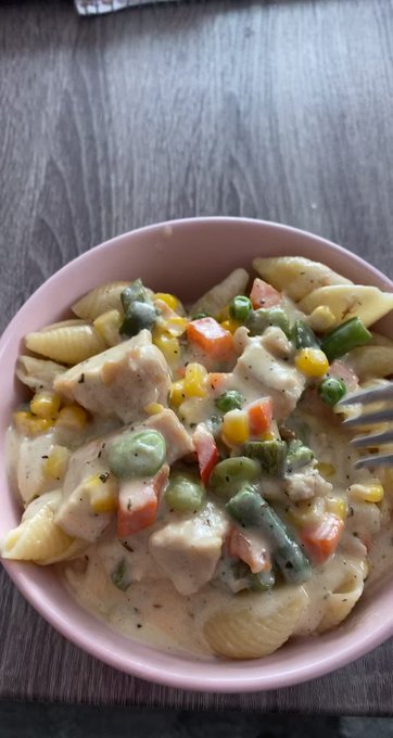Yummy 🤤🤤🤤 #chickenalfredo #lunch https://t.co/ymxbjB2TnZ<a href="/tag/chickenalfredo"class="tags">#chickenalfredo</a><a href="/tag/lunch"class="tags">#lunch</a>