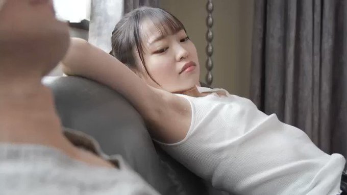 実はね、いつお兄ちゃんが私の腋を舐めにくるかって少し楽しみにしてたんだよね。

あの夜、お兄ちゃんが私の部屋に入って来た時は本当にドキドキしちゃった。

私の腋で勃起しているのを見て嬉しかったし、興奮しちゃったよ。

これからもずっとずっと私の腋に恋しててネ！ｗ https://t.co/yXEPIJ8TZk