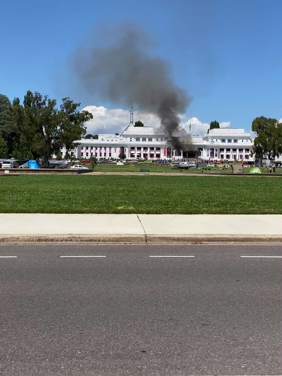 RT @WYWFung: Old Parliament House on fire https://t.co/Do6r6i4FyI