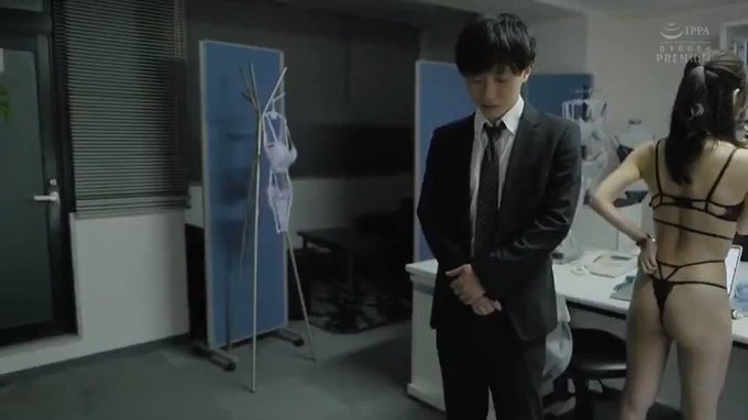 篠田ゆうがセクシーな下着をつけているのを見て、思わずむしゃぶりついてしまった…
最初はびっくりしていたものの、僕のギンギンチ〇ポをみてフェラしてくれて生ハメ生中出し迄させてくれました https://t.co/CeRAxehUD1