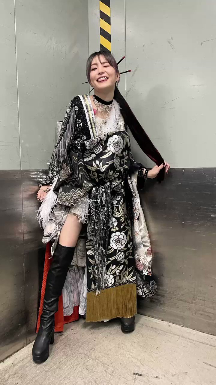 Lisa ステキな衣装を大切に大切に作っていただいたので 今から全部あたま作り直して撮影 今日の 紅白歌合戦 明け星 は Ladybugツアー でたっぷりみんなの愛を受け取った衣装をバージョンアップしてもらいましたっ みんなの想いを連れた紅白トップ