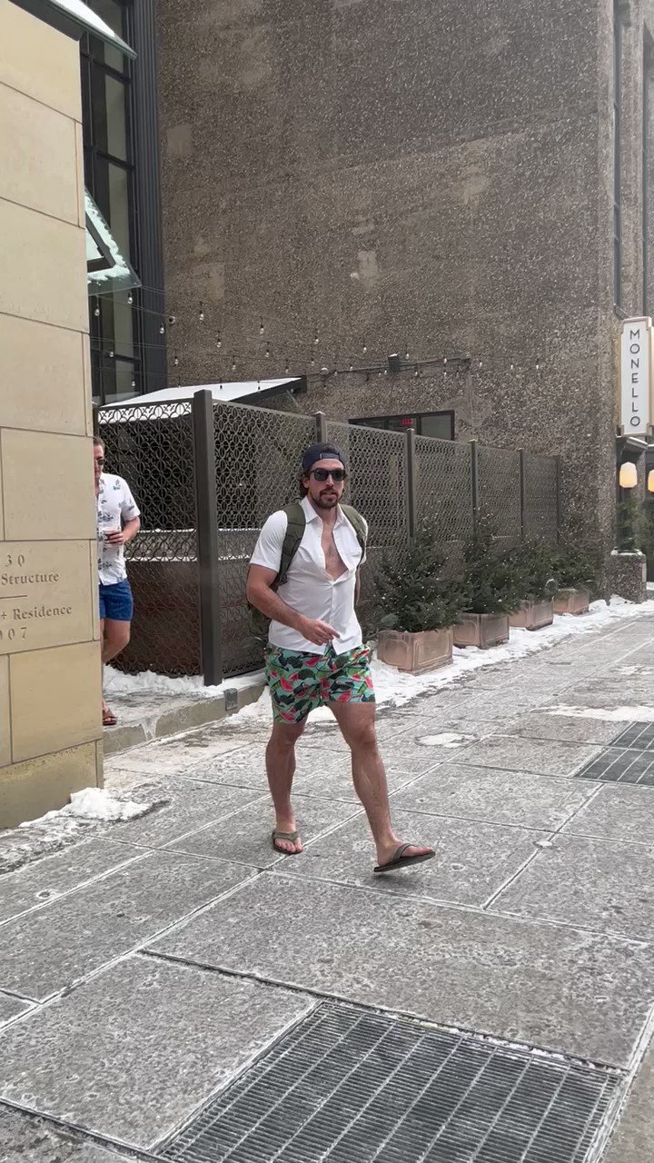 Blues players show up to frigid Winter Classic in beach shorts and T-shirts