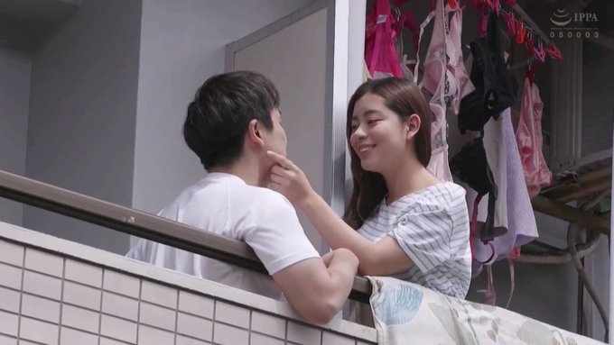 となりの綺麗なお姉さんはベランダ越しのキスで僕を静かに誘ってくるのです
マジ天使。
https://t.co/2NIVEQlwyR