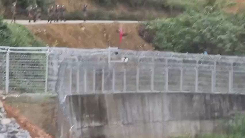 [爆卦] 解放軍在越中邊境丟石頭砸傷越南工人