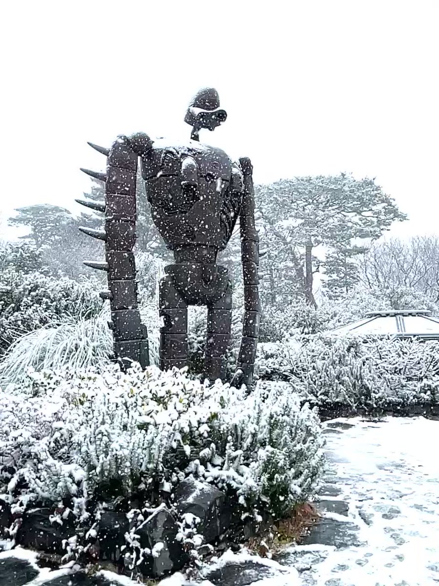 雰囲気がいい！雪の中で佇むロボット兵が大人気！