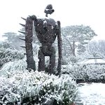 雰囲気がいい!雪の中で佇むロボット兵が大人気!