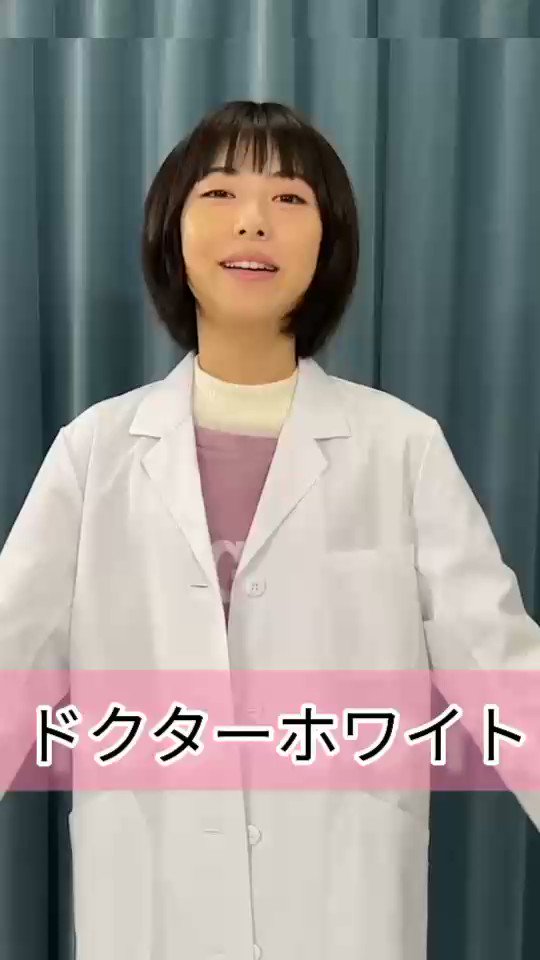 浜辺美波の私服 青木凰くんとの2ショット写真で着用された、花柄 浜辺美波の私服 青木凰くんとの2ショット写真で着用された、花柄