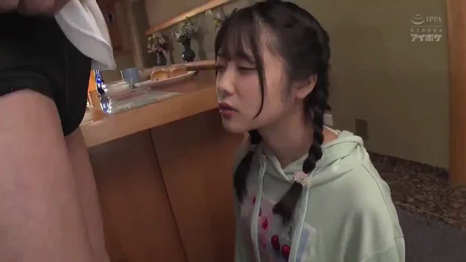 二葉エマ 母が入院中、義父に着エロDVDが見つかり欲情され、大人の教育が必要だと荒々しく体を弄られお尻をぺチンと叩かれながら無理やり犯されてしまう…。 その後も勉強と称して喉奥イラマやアナル舐め、手拘束でのおもちゃ責めを受ける日々。