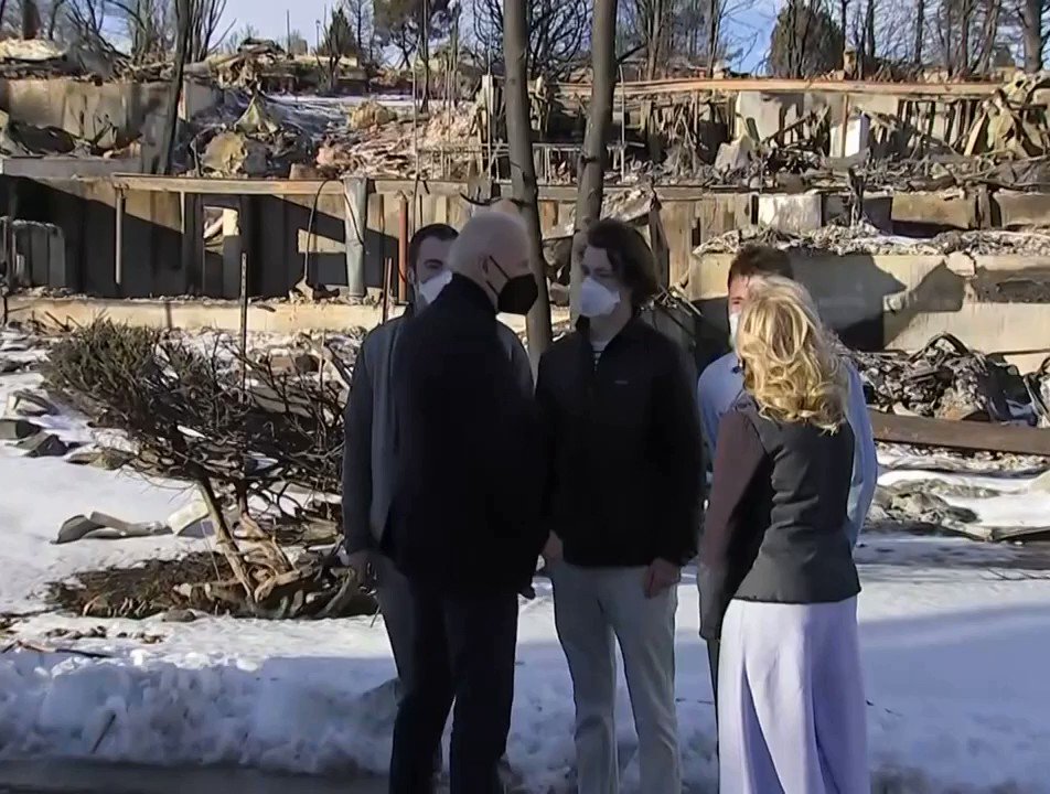 Biden visits the area affected by a forest fire
#Biden 
US President Joe Biden and his wife Jill on Friday visited an area devastated last week by a rare winter wildfire that broke out between Denver and Boulder, Colorado. https://t.co/R2pTMIbZki