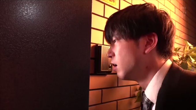 仕事から帰ってきた旦那が目撃したのは、妻が隣人と不倫していた...

現実を受け止められず、呆然としている旦那だが、妻がめちゃくちゃに乱れている姿をみて旦那も... 
https://t.co/aEe14fYJ0t