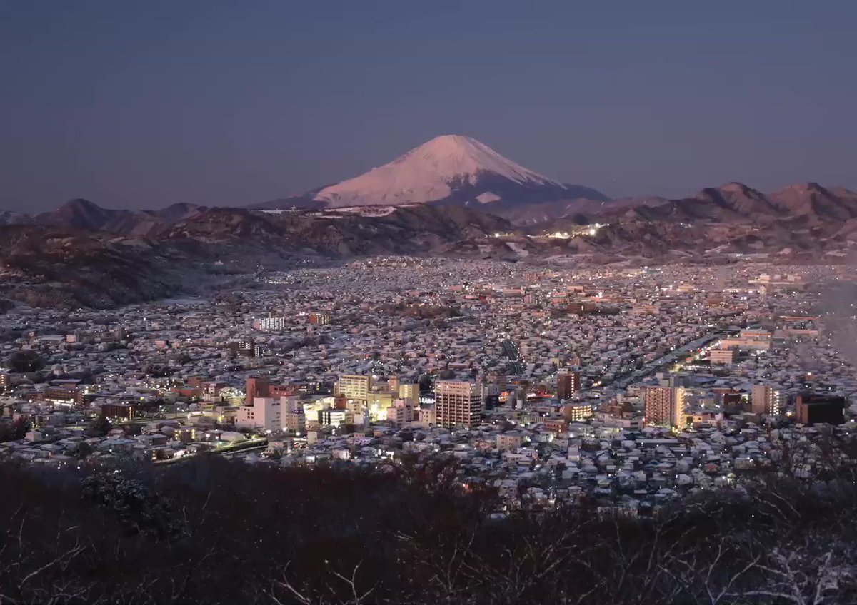 おはようございます。 先日の雪景色のタイムラプスです。 夜明け前の雪景色からビーナスベルト、紅富士と地元の美しい光景に癒されました。 右から流れてくる煙はセンターから出る煙です。 高画質はYo