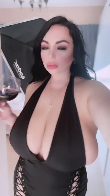 Wine or my lips?🥰 https://t.co/kNBLZZEifU