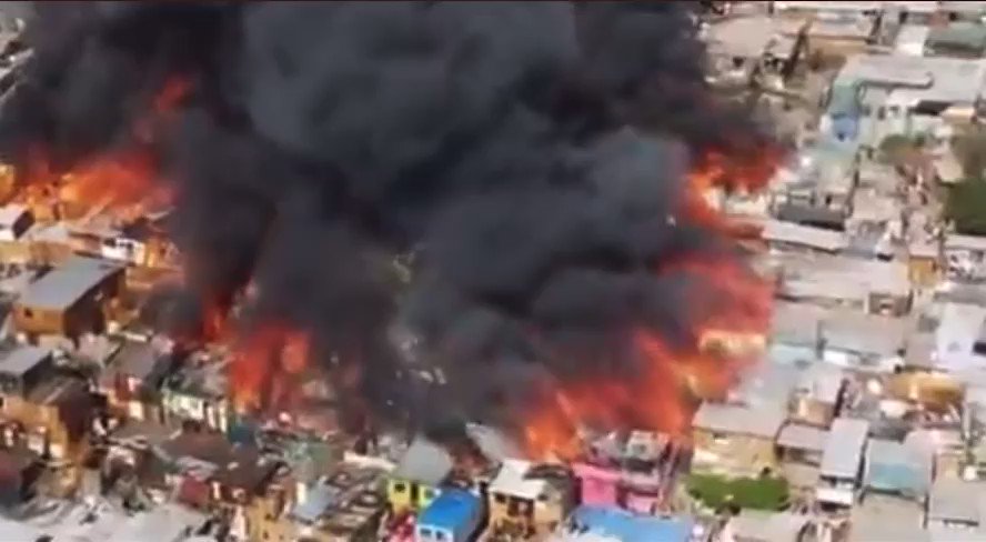 Another video-
At least 30 people were injured after a #fire burned more than 100 homes in a settlement in the Laguna Verde sector of #Iquique, #Chile.

#news https://t.co/XTxyMc0zt9