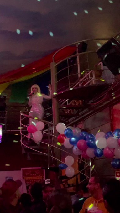 Nos encontramos a la gran #MarthaCortez con su show de #LauraLeón En el club de vaquero gay de CDMX disponible