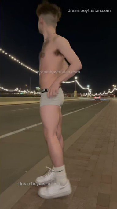 what would you do if you saw a naked boy on the sidewalk? 😏😝 https://t.co/3EIX5Fhaam