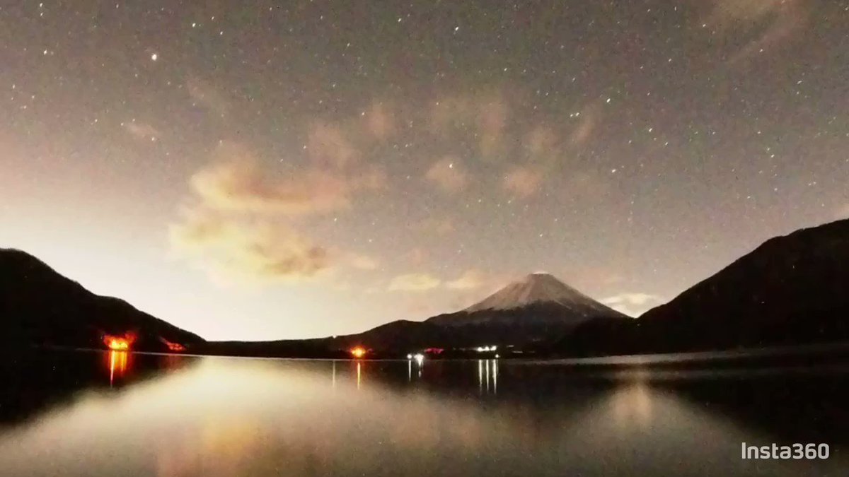 本栖湖⛺️ 浩庵キャンプ場で撮影した星空タイムラプス。寒かったのでテントの中に隠れて撮影しました。