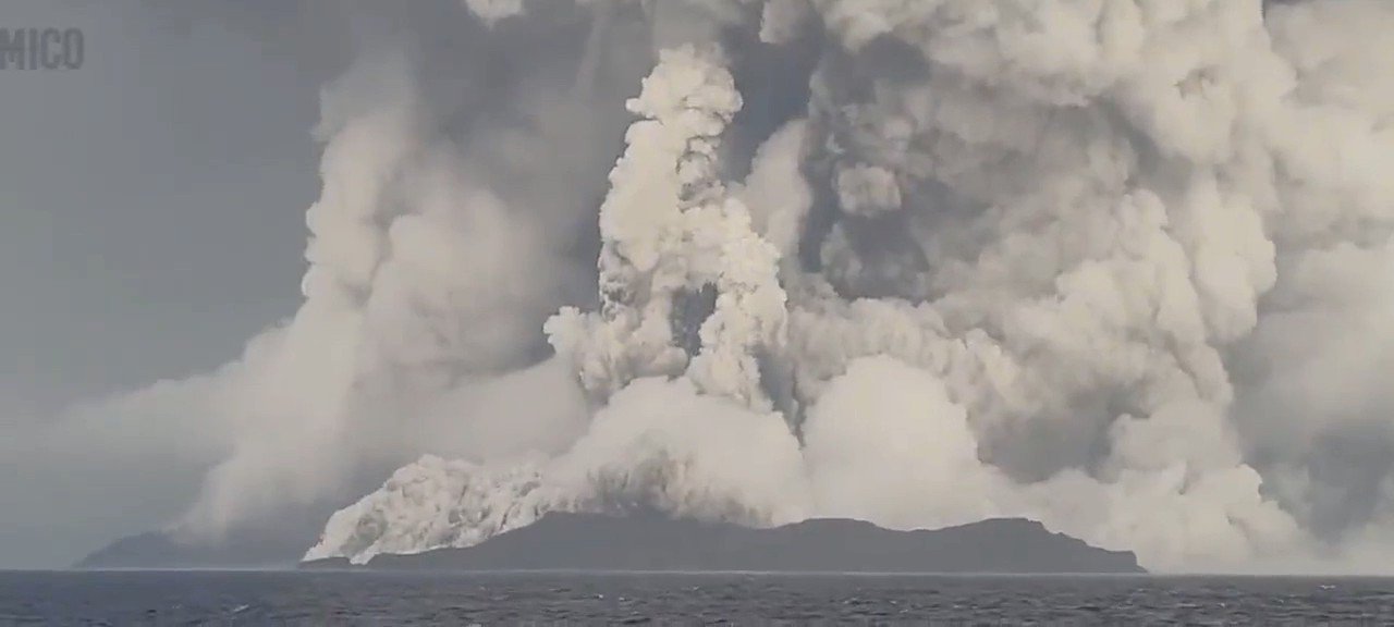 These satellite images show the volcanic eruption in Tonga that's