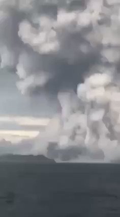 RT @TheInsiderPaper: WATCH: Footage of massive #Tonga volcano eruption that caused Tsunami 

 https://t.co/tYEZXlKJj5